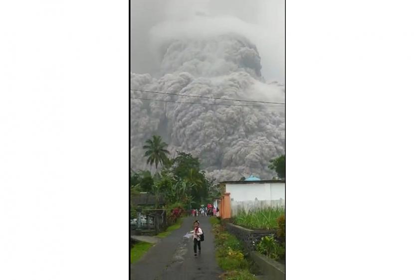 Gunung Semeru mengeluarkan awan panas guguran, Sabtu (4/12). Sebanyak 45 orang warga mengalami luka bakar akibat terkait erupsi Gunung Semeru. 