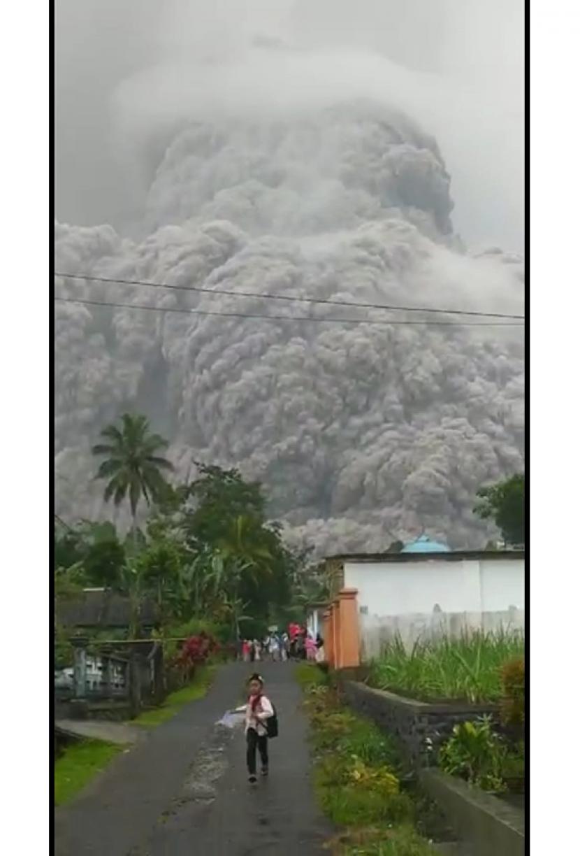 Gunung Semeru mengeluarkan awan panas guguran, Sabtu (4/12).