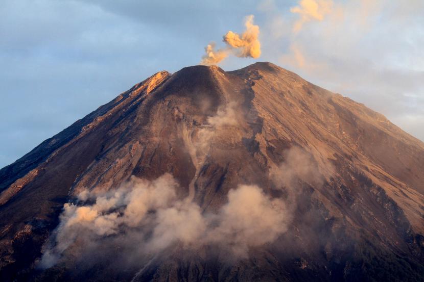 Gunung Semeru mengeluarkan awan panas terlihat dari kawasan Pranajiwo, Lumajang, Jawa Timur, Kamis (5/3/2020).