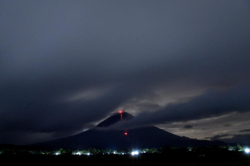 Gunung Semeru mengeluarkan lava pijar terlihat dari Desa Oro Oro Ombo, Lumajang, Jawa Timur, Ahad (17/1/2021). Gunung Semeru kembali erupsi dan mengeluarkan awan panas guguran sejauh 4,5 kilometer pada Sabtu (4/12).