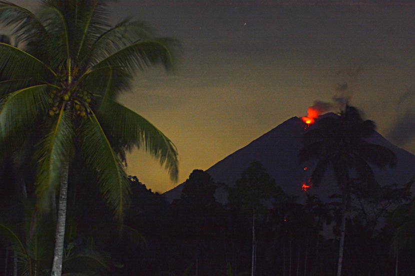 Gunung Semeru mengeluarkan lava pijar yang tampak dari Desa Sumberwuluh, Candipuro, Lumajang, Jawa Timur. 