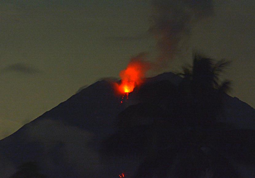 Gunung Semeru luncurkan awan panas satu hari jelang Lebaran.
