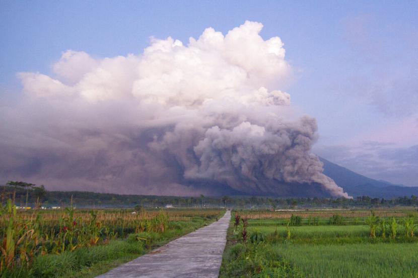  Gunung Semeru mengeluarkan material vulkanik saat erupsi pada Ahad, 4 Desember 2022 di Lumajang, Jawa Timur. Gunung berapi tertinggi di Indonesia di pulau Jawa yang paling padat penduduknya meletus pada hari Ahad. 