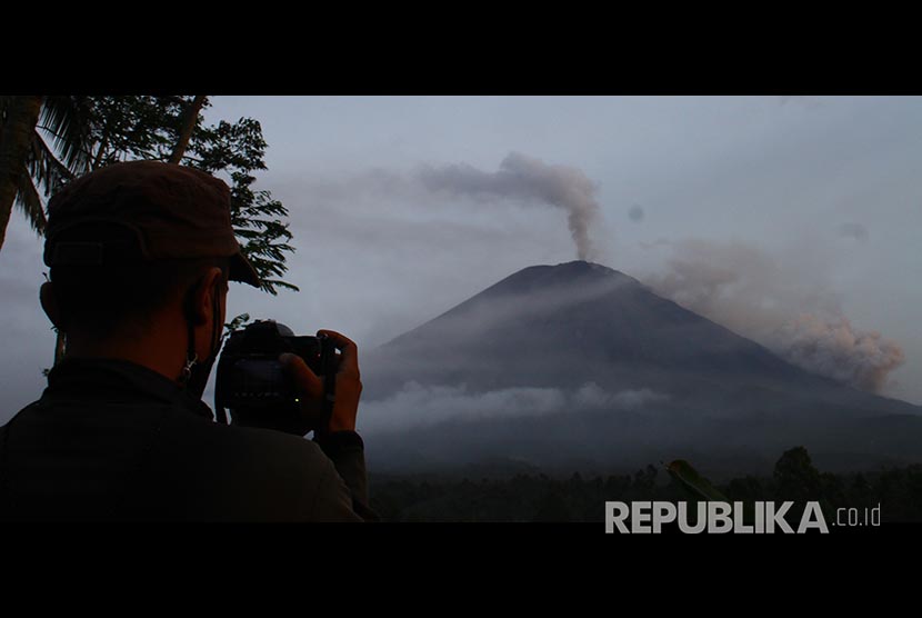 Gunung Semeru yang mengeluarkan awan panas terlihat dari Pronojiwo, Lumajang, Jawa Timur, Minggu (5/12/2021). Pusat Vulkanologi Mitigasi Bencana Geologi (PVMBG) meminta masyarakat mewaspadai potensi awan panas dan lahar dingin di sepanjang aliran sungai yang berhulu di puncak Gunung Semeru terutama di aliran Besuk Kobokan, Besuk Bang, Besuk Kembar, dan Besuk Sat. ANTARA FOTO/Ari Bowo Sucipto/pras.