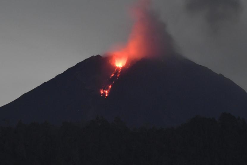 Gunung Semeru yang mengeluarkan lava pijar terlihat dari Desa Sumberwuluh, Lumajang, Jawa Timur, Senin (6/12/2021). Otoritas Jasa Keuangan (OJK) Jember mencatat sebanyak 2.713 debitur terdampak erupsi Gunung Semeru.