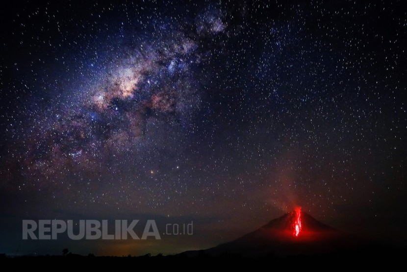 Gunung Sinabung dan gugus bintang Bima Sakti