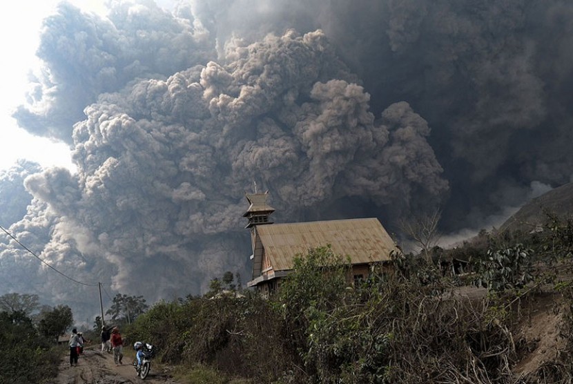 Gunung Sinabung erupsi pada Februari 2014