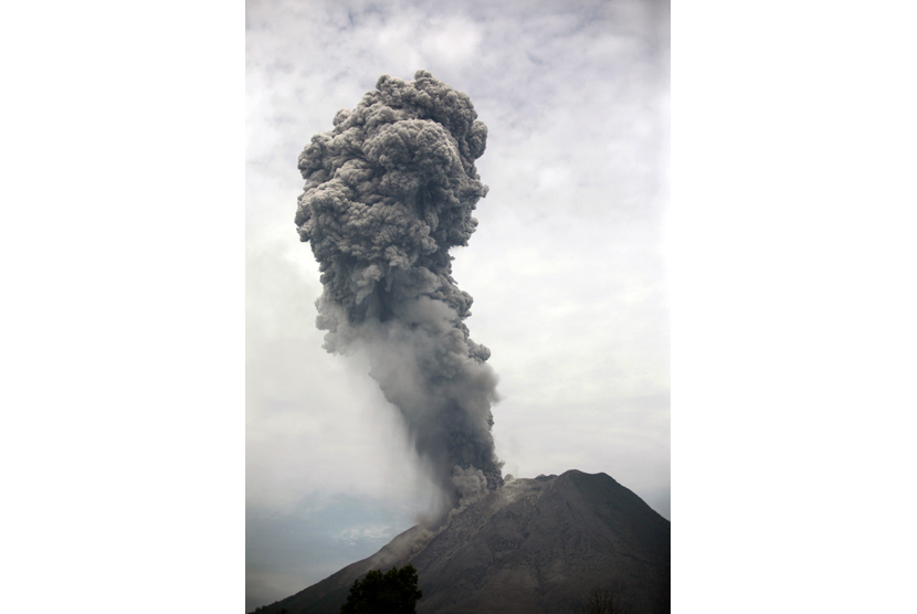 Gunung Sinabung memuntahkan material vulkanik ke udara saat meletus di Karo, Sumatera Utara, Selasa, 17/9).  (AP/Binsar Bakkara)