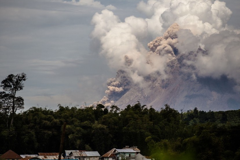 Gunung Sinabung mengeluarkan awan panas.