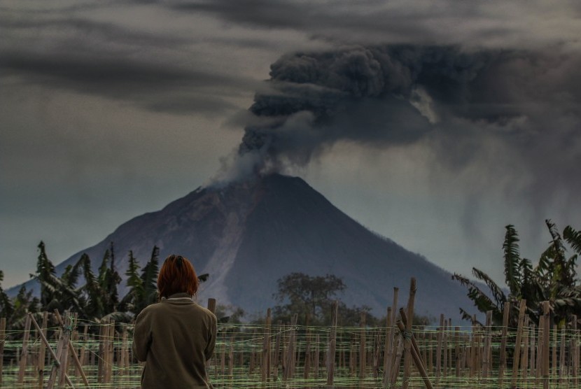 Gunung Sinabung mengeluarkan material vulkanik ketika erupsi dilihat dari Desa Raja Payung, Karo, Sumatera Utara, Rabu (31/8). 