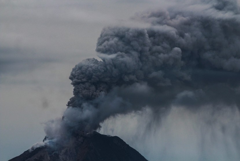 Gunung Sinabung mengeluarkan material vulkanik ketika erupsi dilihat dari Desa Raja Payung, Karo, Sumatera Utara, Rabu (31/8).