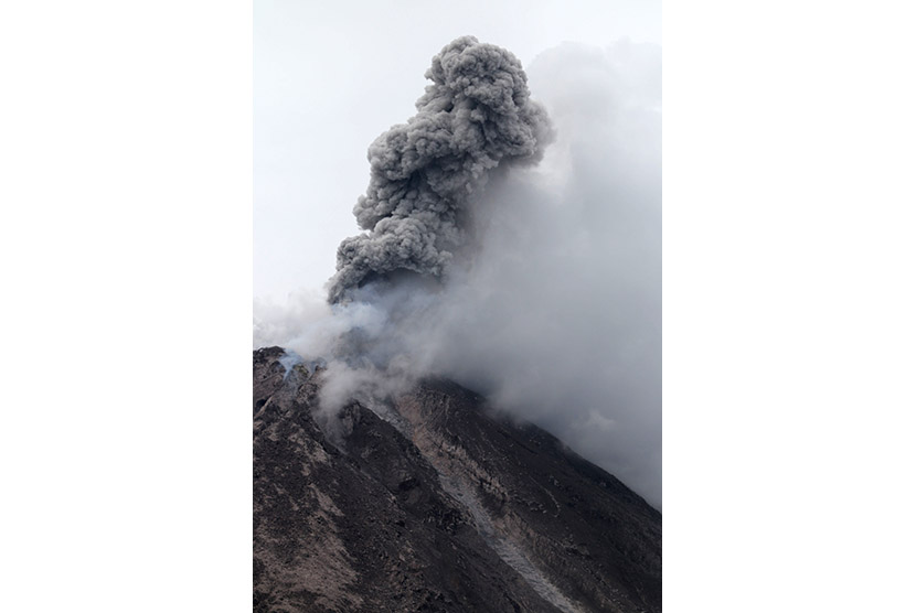 Gunung Sinabung mengeluarkan material vulkanis ketika erupsi, dilihat dari Desa Tiga Serangkai, Karo, Sumatera Utara, Jumat (13/11).
