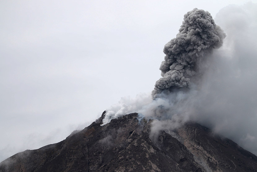 Gunung Sinabung mengeluarkan material vulkanis ketika erupsi, dilihat dari Desa Tiga Serangkai, Karo, Sumatera Utara, Jumat (13/11).