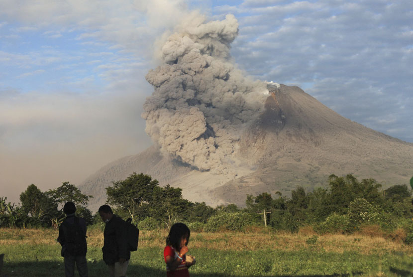   Gunung Sinabung menyemburkan debu vulkanik, terlihat dari Perteguhen, Karo, Sumut, Senin (6/1).    (AP/Binsar Bakkara)