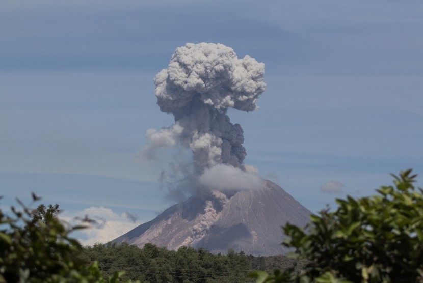 Gunung Sinabung menyemburkan material vulkanik ketika erupsi, di Karo, Sumatera Utara, Rabu (25/5). 