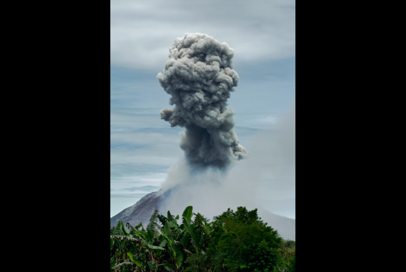 Gunung Sinabung menyemburkan material vulkanik ketika erupsi, di Karo, Sumatera Utara, Sabtu (16/9). Aktivitas Gunung Sinabung berstatus Awas (level IV) meningkat, ditandai dengan erupsi dan luncuran awan panas.
