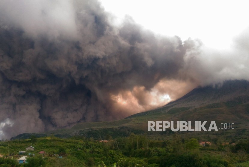 Gunung Sinabung menyemburkan material vulkanik ketika erupsi, di Karo, Sumatera Utara, Rabu (27/12). 