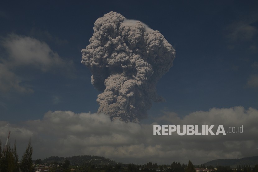 Gunung Sinabung menyemburkan material vulkanik ketika erupsi, di Karo, Sumatera Utara, Senin (19/2). 