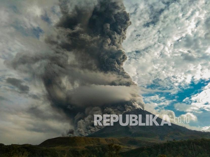 Gunung Sinabung di Kabupaten Karo, Provinsi Sumatera Utara.
