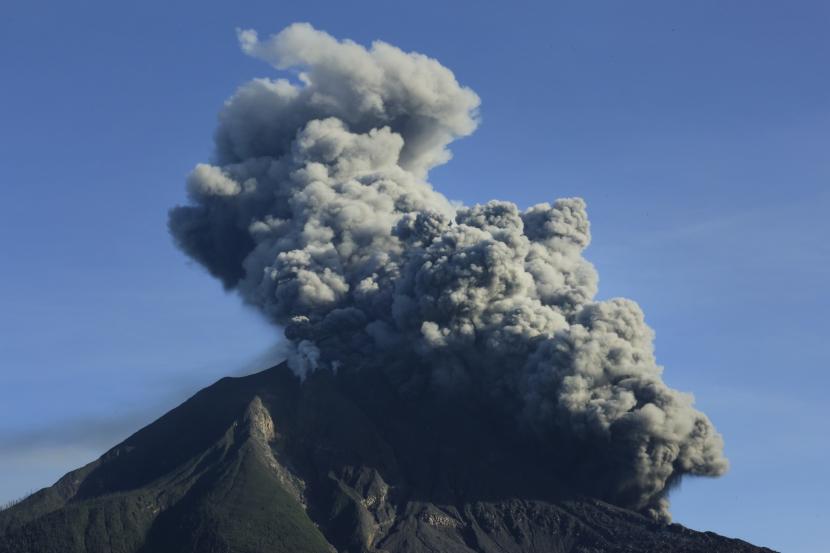 Ilustrasi. Gunung Sinabung menyemburkan material vulkanik saat erupsi. 