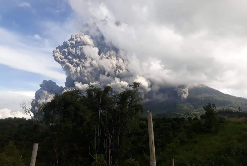 Gunung Sinabung menyemburkan material vulkanik saat erupsi, di Karo, Sumatera Utara, Ahad (9/6/2019). 