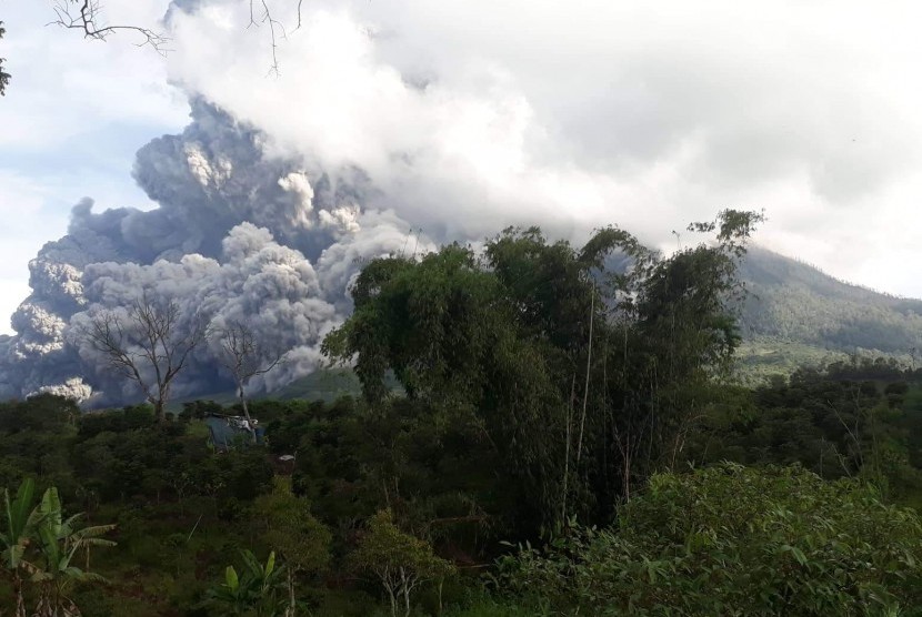 Gunung Sinabung menyemburkan material vulkanis saat erupsi, di Karo, Sumatera Utara, Minggu (9/6/2019).