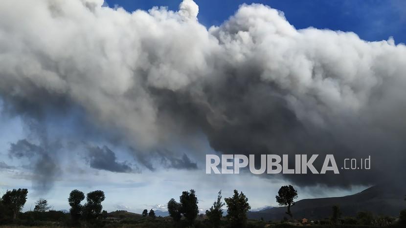 Gunung Sinabung menyemburkan material vulkanik saat erupsi di Karo, Sumatera Utara, Sabtu (8/8/2020).