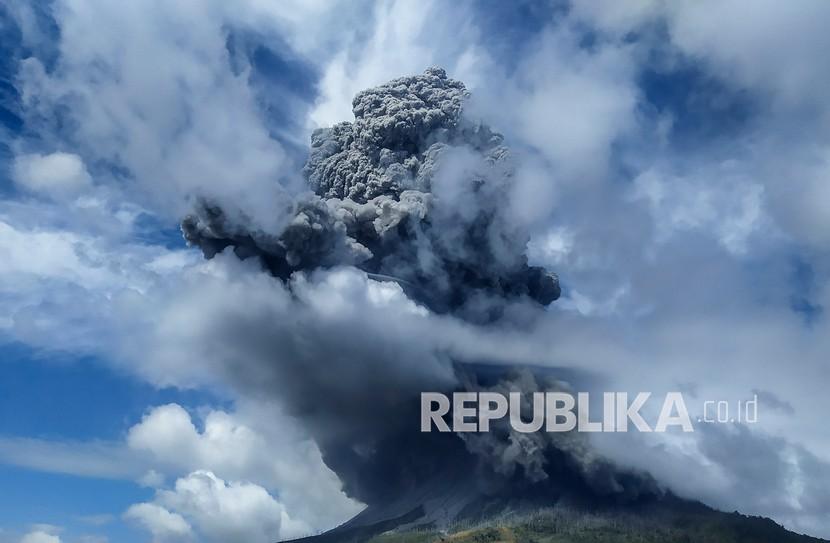 Gunung Sinabung menyemburkan material vulkanik saat erupsi 