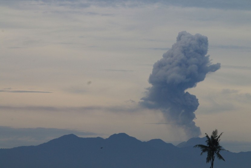 Gunung Sinabung menyemburkan material vulkanik tampak dari kawasan Sunggal (70 km dari Sinabung), Deli Serdang, Sumatera Utara, Selasa, (19/7). 
