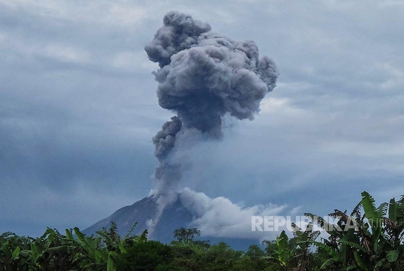 Gunung Sinabung menyemburkan material vulkanik terlihat dari Desa Guru Singa, Karo, Sumatera Utara, Selasa (21/2). Aktivitas Gunung Sinabung yang berstatus Awas (level IV), meningkat sejak sepekan terakhir ditandai dengan erupsi dan luncuran lava pijar.