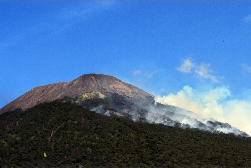 Gunung Slamet. Siswi SMK yang dilaporkan hilang saat mendaki Gunung Slamet ditemukan selamat.