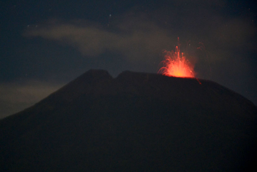  Gunung Slamet mengeluarkan asap hitam dan letusan terlihat dari Pos Pengamatan Gunung Api Slamet, Desa Gambuhan, Pemalang, Jateng, Rabu (13/8).(Antara/Oky Lukmansyah)