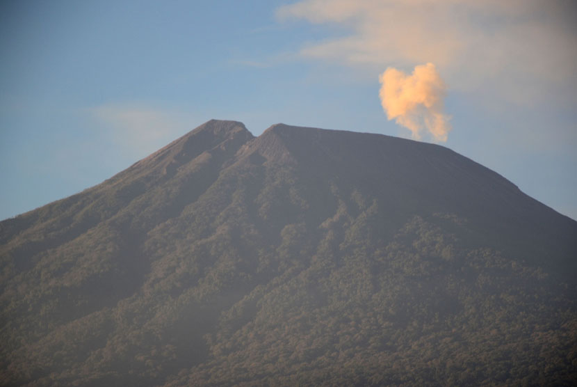  Gunung Slamet mengeluarkan asap hitam dan letusan terlihat dari Pos Pengamatan Gunung Api Slamet, Desa Gambuhan, Pemalang, Jateng, Rabu (13/8).(Antara/Oky Lukmansyah)
