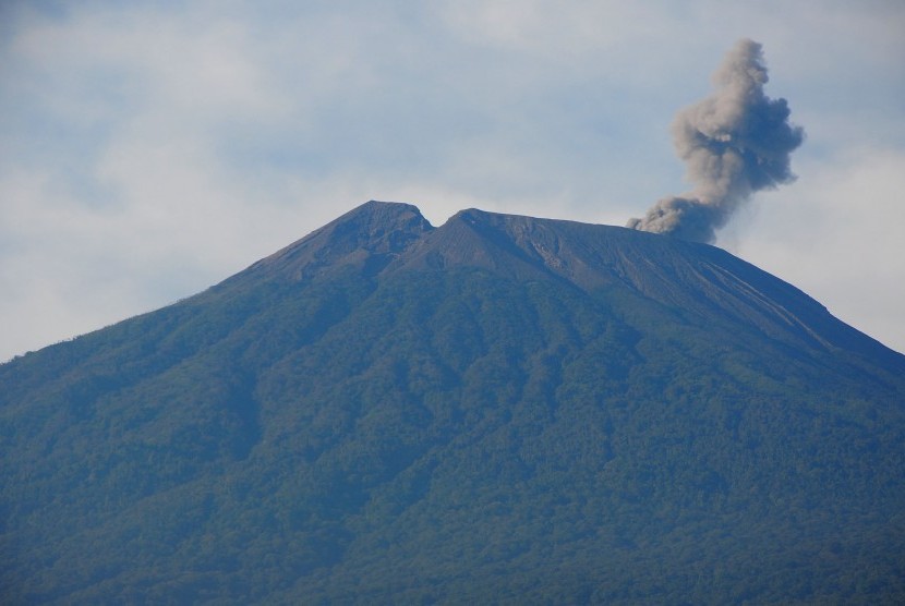 Gunung Slamet mengeluarkan asap terlihat dari Pos Pengamatan Gunung Api Slamet, Desa Gambuhan, Pemalang, Jateng, Jumat (2/5). 