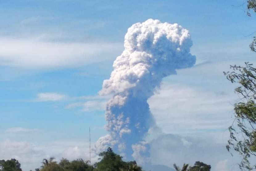 Gunung Soputan di Kabupaten Minahasa Tenggara, Sulawesi Utara, Rabu (3/10) meletus. BNPB menyatakan tinggi abu vulkanik yang ditimbulkan mencapai 4 KM. 