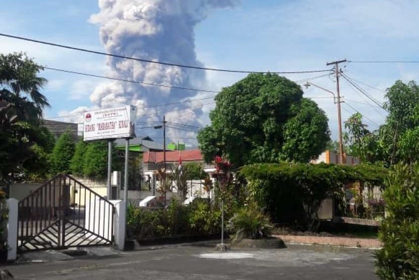 Gunung Soputan di Kabupaten Minahasa Tenggara, Sulawesi Utara, Rabu (3/10) meletus. BNPB menyatakan tinggi abu vulkanik yang ditimbulkan mencapai 4 KM. 