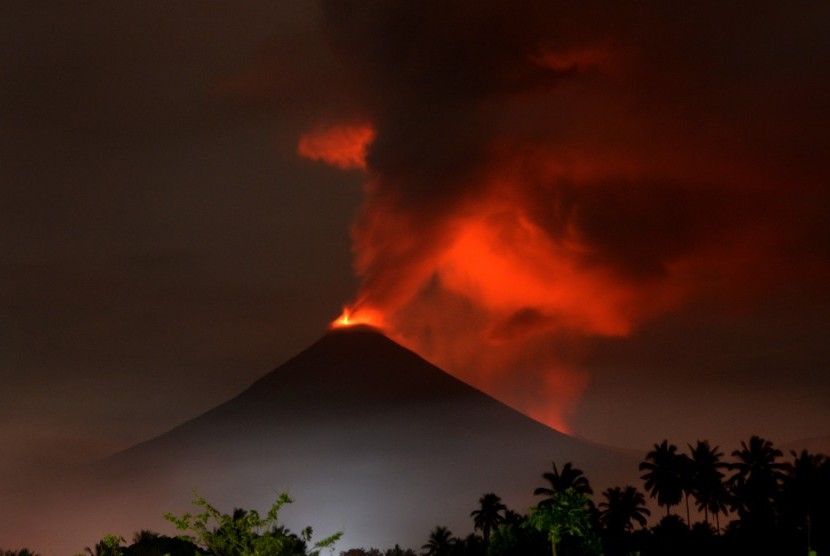 Gunung Soputan menghembuskan awan panas di Minahasa Tenggara, Sulawesi Utara, Minggu (16/12/2018). 