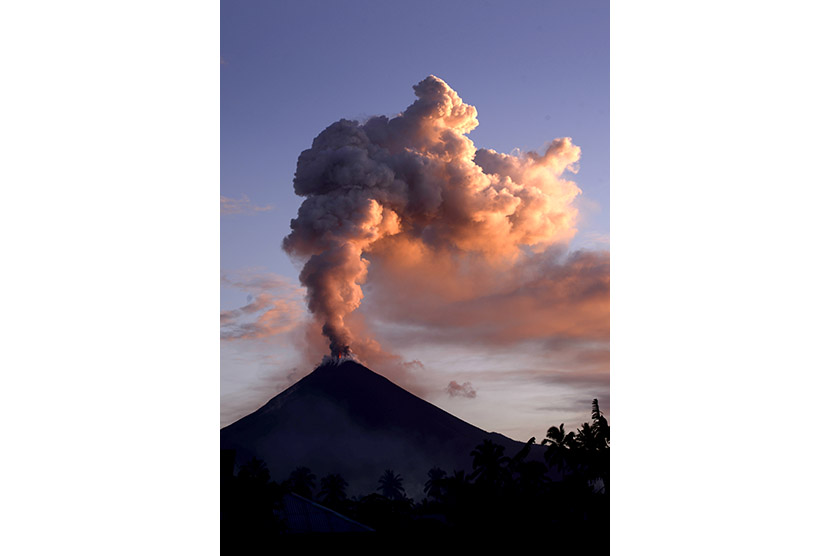 Gunung Soputan menyemburkan lava pijar dan debu vulkanis terlihat dari Desa Silian 3, Minahasa Tenggara, Sulawesi Utara, Selasa (5/1).