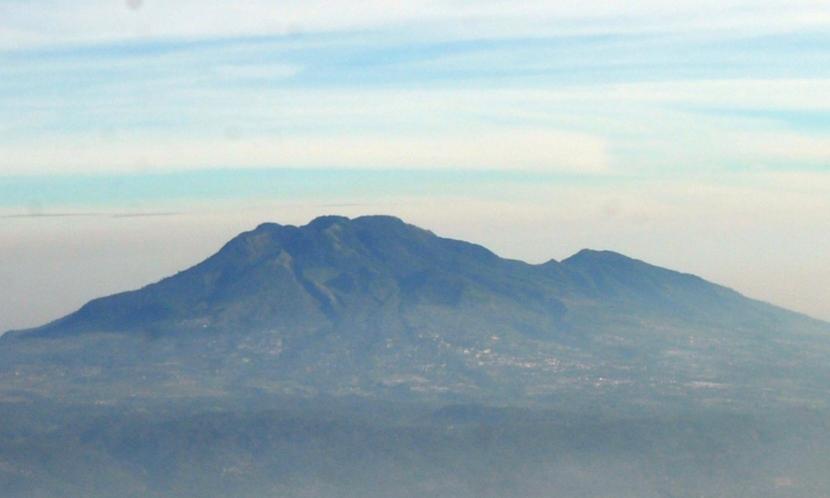  Gunung Ungaran diambil gambar dari kawasan Banyubiru, Kabupaten Semarang, Jawa Tengah.