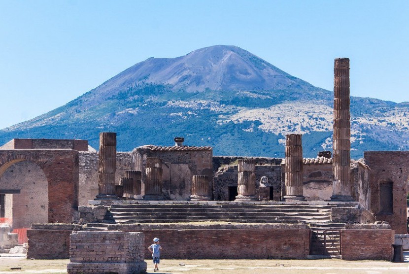 Gunung Vesuvius tampak dari Pompeii, situs arkeologi di Italia.