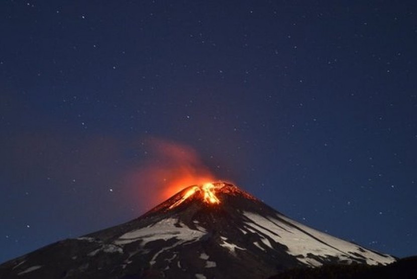 Gunung Villarrica meletus