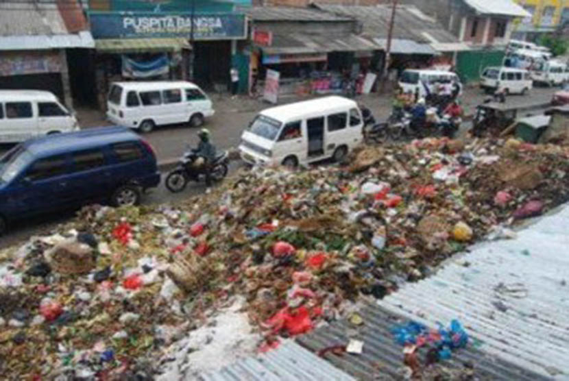 Gunungan sampah di Pasar Ciputat Tangsel (ilustrasi). Volume sampah di Tangsel kembali normal setelah sempat berkurang selama arus mudik.