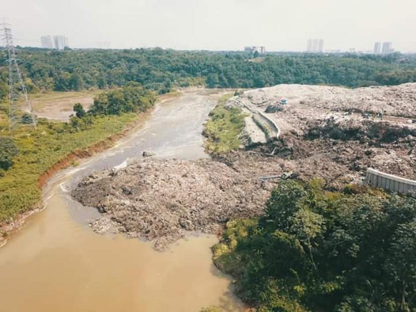 Gunungan sampah di Tempat Pembuangan Akhir (TPA) Cipeucang yang berlokasi di Jalan Kapling Nambo, Serpong, Tangerang Selatan (Tangsel) alami longsor, Jumat (22/5).