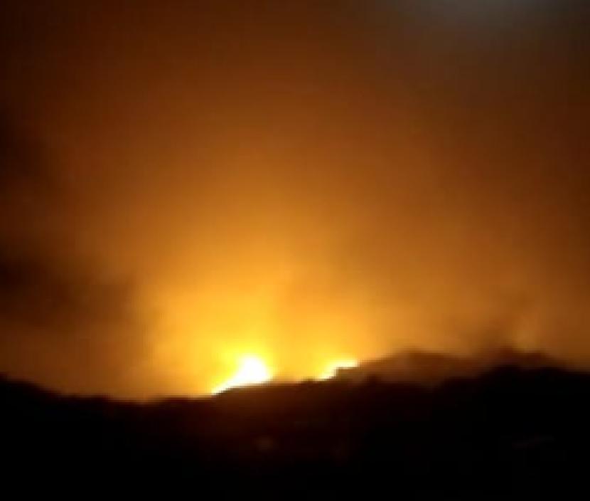 Kebakaran di area gunungan sampah TPA Sarimukti, Kabupaten Bandung Barat, Jawa Barat.