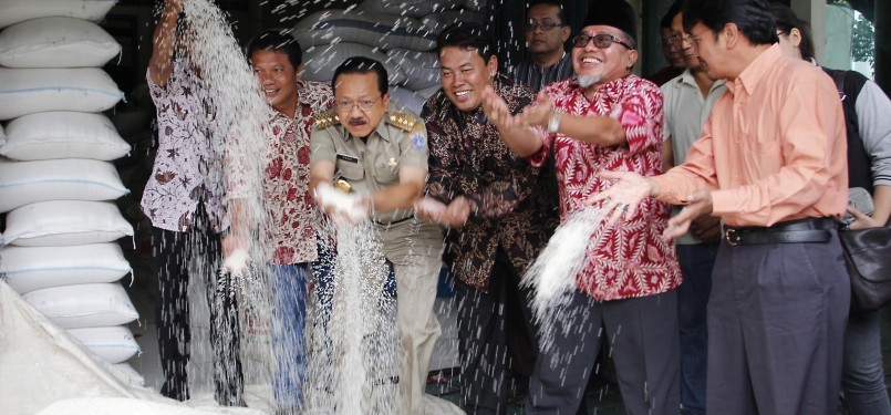 Gurbernur DKI Jakarta Fauzi Bowo (ketiga kiri) melihat kualitas beras, saat inspeksi di Pasar Induk Beras Cipinang, Jakarta Timur, Jumat (16/3). (Republika/Adhi Wicaksono)