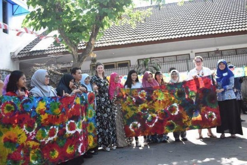 Guru Australia belajar budaya Indonesia.