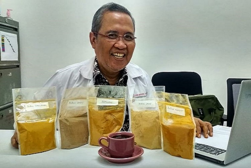 Guru Besar Biologi Molekuler Universitas Airlangga Chaerul Anwar Nidom. Nidom yang juga alumnus Unair ini berhasil menemukan penangkal virus corona dari sari rempah-rempah (curcuma).