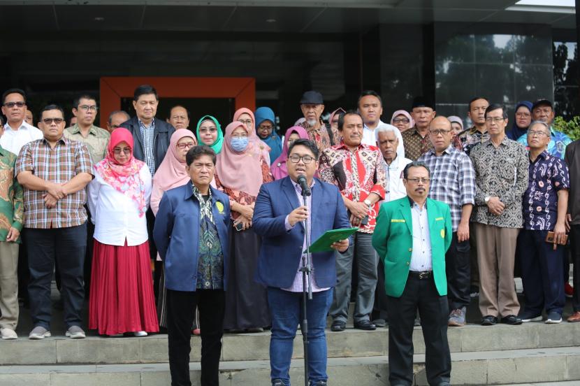 Guru Besar dan dosen Fakultas Hukum (FH) Universitas Muhammadiyah Jakarta (UMJ), Prof Dr Ibnu Sina Chandranegara, SH MH, Senin (5/2/2024) membacakan maklumat “Civitas Akademika UMJ Menggugat” di kampus UMJ.