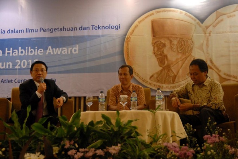 Guru Besar Fakultas Kedokteran Universitas Indonesia Prof Dr dr Teguh Santoso (kiri) bersama Dosen FMIPA Universitas Negeri Malang Prof Effendy M.Pd., Ph.D (kanan) saat diskusi tanya jawab di acara penghargaan Habibie Award periode XIV