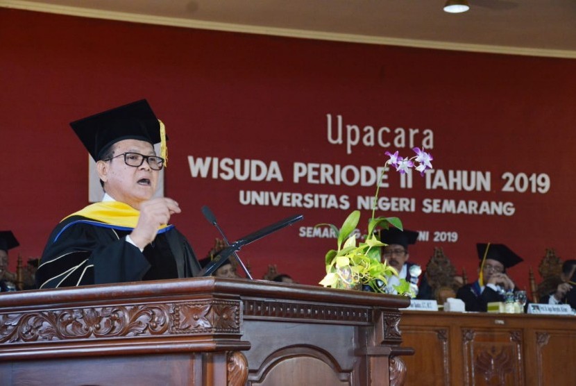 Guru Besar Fakultas Kelautan dan Perikanan IPB, Prof Dr Ir Rokhmin Dahuri MS memberikan pidato inspiratif pada acara wisuda Universitas Negeri Semarang (Unnes), di Semarang, Kamis (27/6).